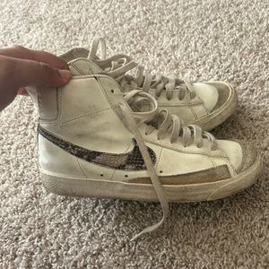Nike Women's Blazer Mid' 77 *USED*